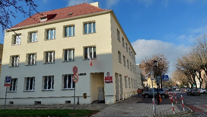 Zdjęcie wejścia z przodu budynku do PCPR w Gnieźnie